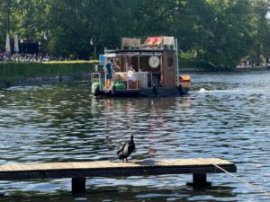 Hausboot auf der Spree mit sonnigem Deck und Naturkulisse in Berlin
