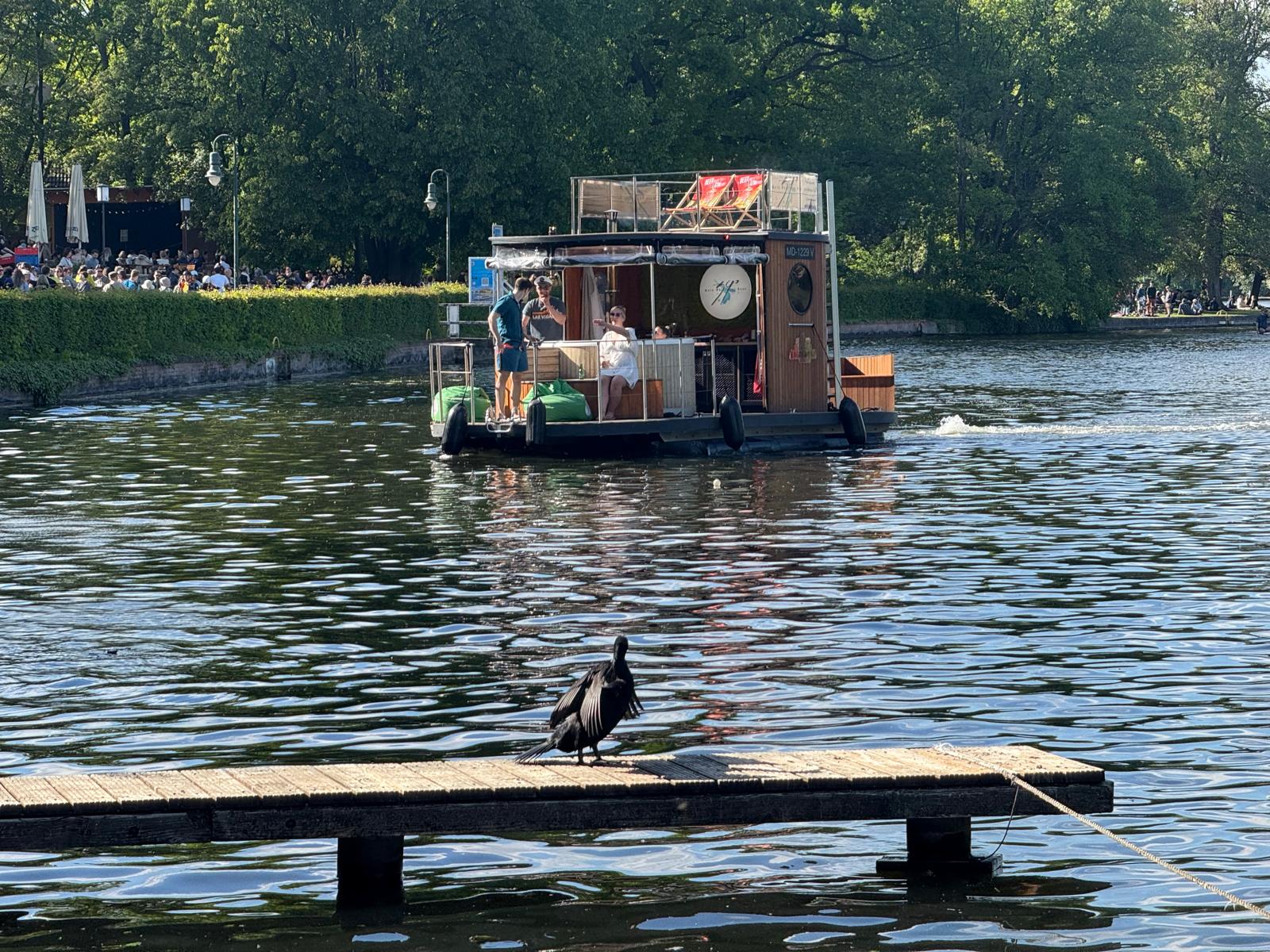 Hausboot auf der Spree mit sonnigem Deck und Naturkulisse in Berlin
