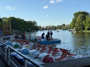 Startklar zum Tretbootfahren an der Spree – Verleihstation in Berlin