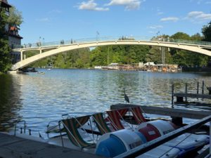 Tretboote mit bunten Sonnenliegen vor der Abteibrücke an der Spree in Berlin