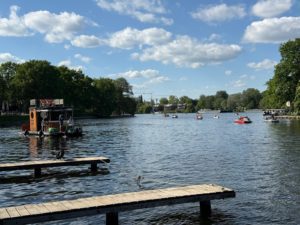 Sommerlicher Ausflug mit Haus- und Tretbooten auf der Spree in Berlin