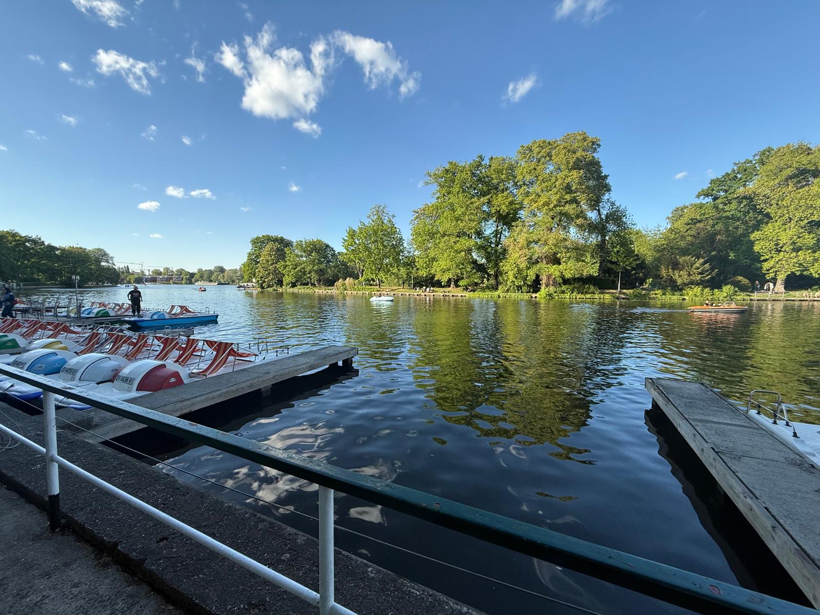 Tretbootverleih an der Spree mit Blick auf Natur und ruhige Wasserfläche in Berlin