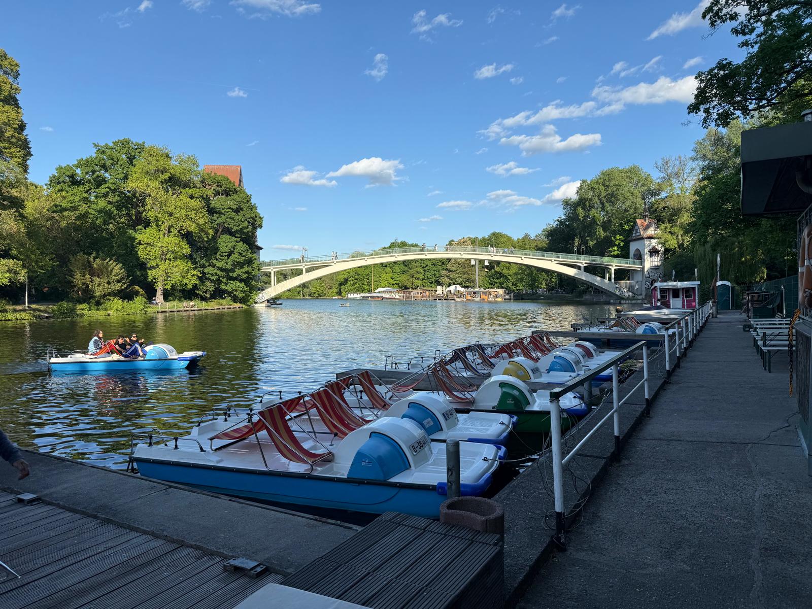 Tretbootverleih an der Spree mit Blick auf die Abteibrücke in Berlin